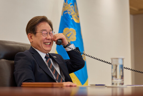 이재명 대통령이 9일 서울 용산 대통령실에서 이시바 시게루 일본 총리와 전화 통화를 하고 있다(연합뉴스)
