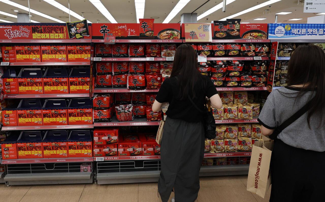 서울 시내 한 대형 마트에 라면이 진열돼 있다. 올해 라면 업체들의 도미노 가격 인상으로 2천원에 육박하는 라면 제품이 많아진 것으로 나타났다. 2천원 이상 제품도 어렵지 않게 만날 수 있다.