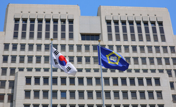 대법관 수를 14명에서 30명으로 늘리는 내용의 법원조직법 개정안이 국회 법사위 법안심사소위원회를 통과한 가운데 5일 서울 서초구 대법원에 걸린 깃발이 바람에 펄럭이고 있다.(연합뉴스)