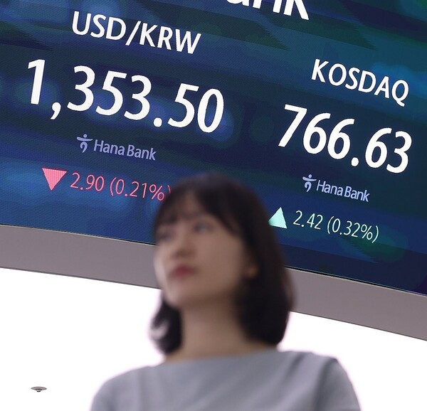 10일 서울 중구 하나은행 딜링룸 스크린에 원/달러 환율과 코스닥지수가 표시돼 있다. @연합뉴스