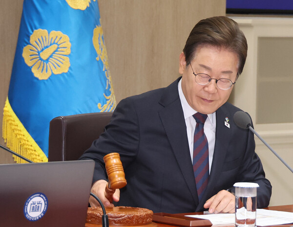 이재명 대통령이 10일 서울 용산 대통령실에서 국무회의를 주재하며 의사봉을 두드리고 있다(연합뉴스)