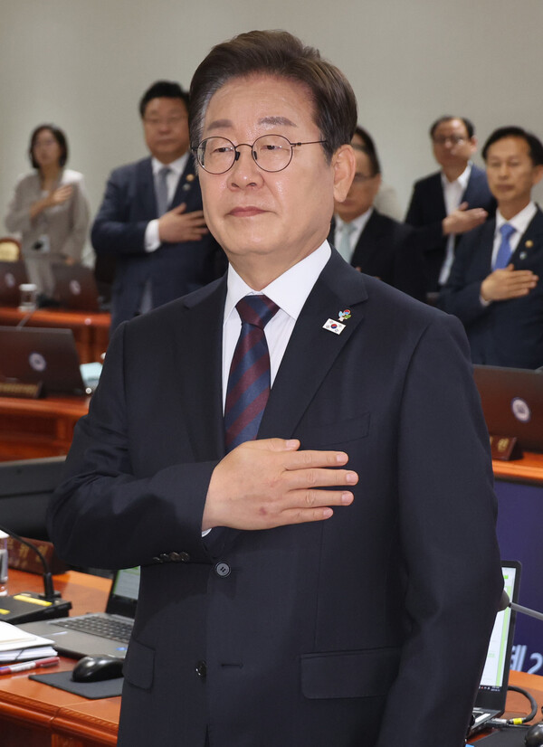 이재명 대통령이 10일 서울 용산 대통령실에서 열린 국무회의에서 국기에 경례하고 있다(연합뉴스)