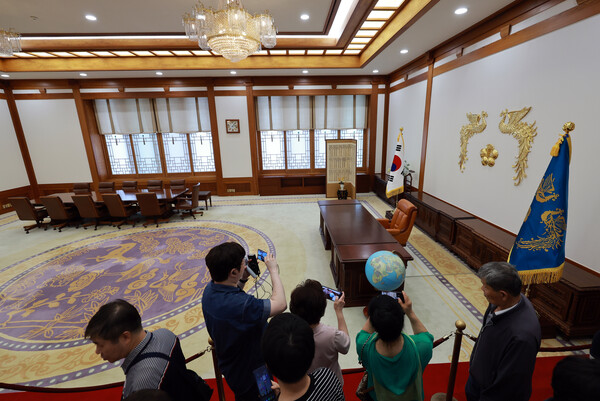 8일 서울 종로구 청와대를 찾은 관람객들이 본관 내부 대통령 집무실을 관람하고 있다(연합뉴스)