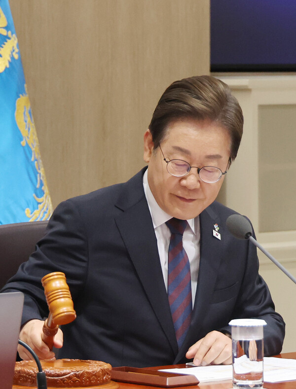 이재명 대통령이 10일 서울 용산 대통령실에서 국무회의를 개회하며 의사봉을 두드리고 있다(연합뉴스)