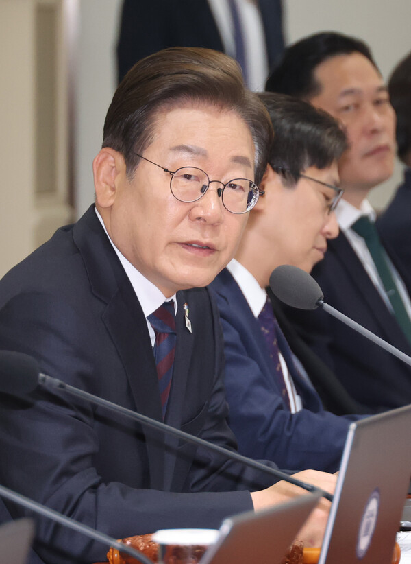 이재명 대통령이 10일 서울 용산 대통령실에서 국무회의를 하고 있다(연합뉴스)