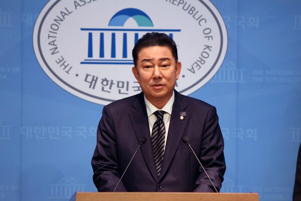 더불어민주당 김병기 의원이 5일 서울 여의도 국회 소통관에서 원내대표 출마를 선언하고 있다(연합뉴스)