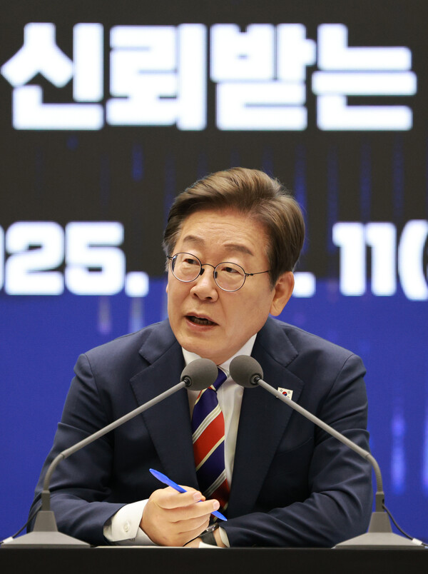 이재명 대통령이 11일 서울 영등포구 한국거래소에서 열린 주식시장 불공정거래 근절을 위한 현장 간담회에서 참석자 질문에 답하고 있다(연합뉴스)