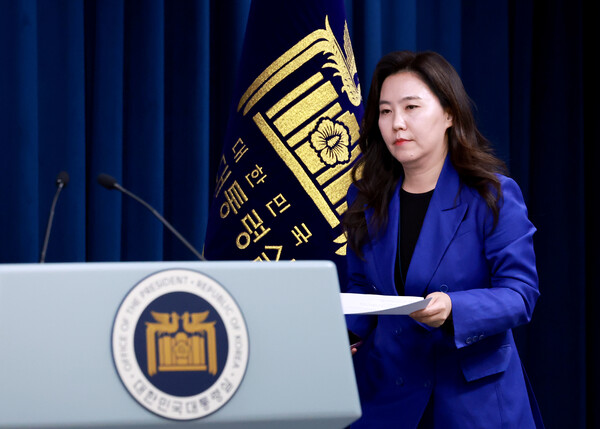강유정 대통령실 대변인이 11일 서울 용산 대통령실 청사에서 현안 브리핑을 하기 위해 마이크 앞으로 향하고 있다(연합뉴스)