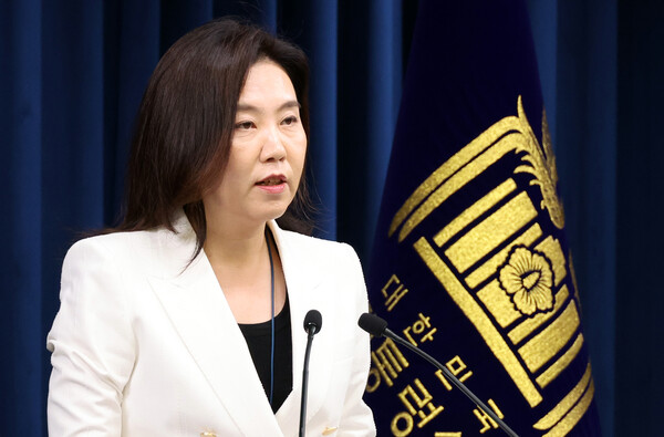 강유정 대통령실 대변인이 12일 용산 대통령실에서 현안 관련 설명을 하고 있다(연합뉴스)