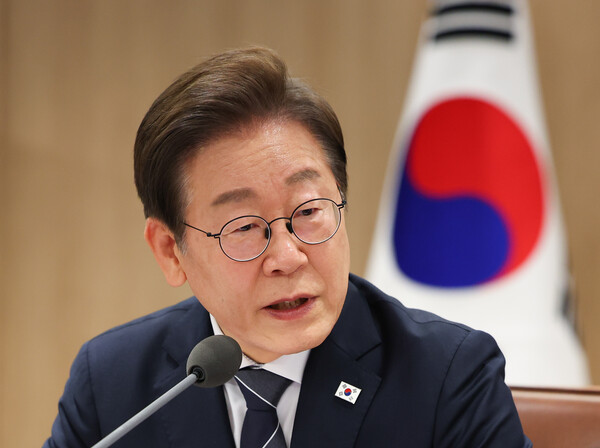 이재명 대통령이 13일 용산 대통령실에서 이스라엘의 이란 공습관련 경제안보 긴급 점검회의를 하고 있다(연합뉴스)