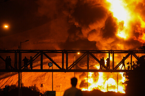 이스라엘의 공습으로 불타는 이란 정유시설[사진=UPI 연합뉴스 자료사진]