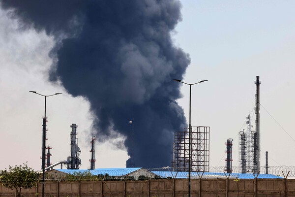 15일 불타는 테헤란 부근 정유시설[사진=AFP 연합뉴스]