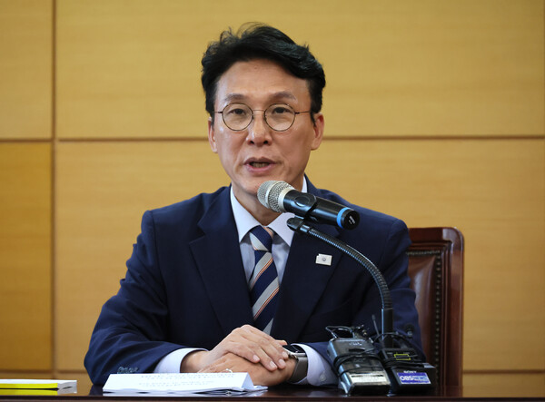 김민석 국무총리 후보자가 16일 서울 종로구 통의동 금융감독연수원에 마련된 청문회 준비단 사무실에서 열린 경제·민생분야 부처 업무보고에서 발언하고 있다(연합뉴스)