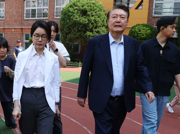 윤석열 전 대통령과 김건희 여사가 21대 대통령 선거일인 3일 서울 서초구 원명초등학교에 마련된 서초4동 제3투표소에서 투표를 마친 뒤 차량으로 향하고 있다(연합뉴스)