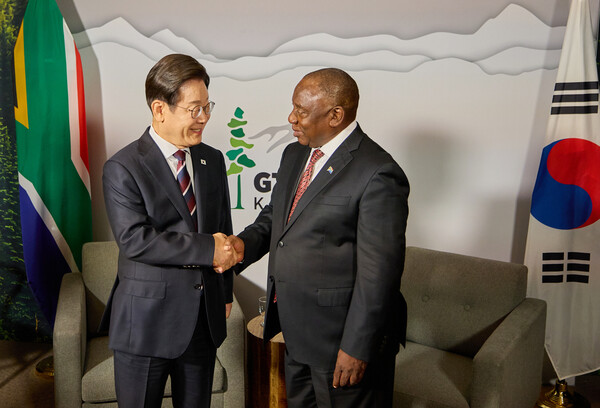 51차 주요 7개국(G7) 정상회의에 참석한 이재명 대통령이 16일(현지시간) 캐나다 앨버타주 캘거리의 한 호텔에서 시릴 라마포사 남아프리카공화국 대통령을 만나 한·남아공 정상회담을 하며 악수하고 있다(연합뉴스)