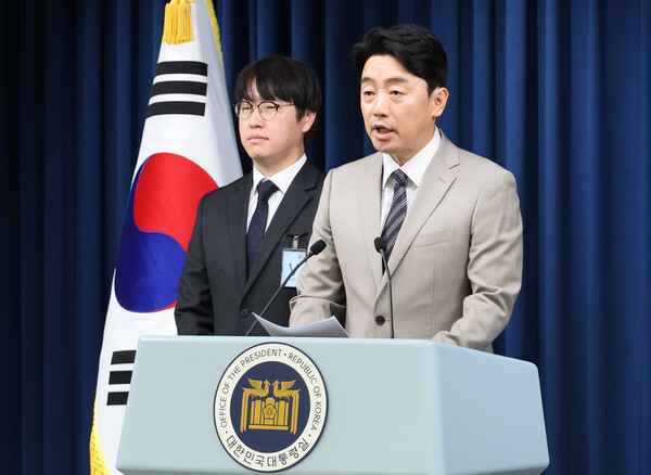 강훈식 대통령비서실장이 지난 15일 서울 용산 대통령실에서 인선 발표를 하고 있다. 왼쪽이 하정우 AI미래기획수석 [사진=연합뉴스]