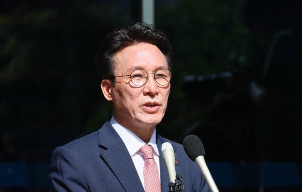  김민석 국무총리 후보자가 5일 서울 종로구 통의동 금융감독연수원에 마련된 인사청문회 준비 사무실로 첫 출근을 하며 취재진 질문에 답하고 있다(연합뉴스)