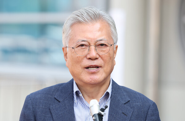  문재인 전 대통령이 21대 대선 사전투표 첫날인 29일 오전 경남 양산시 하북면 주민자치센터에 마련된 사전투표소에서 투표 후 취재진 질문을 경청하고 있다(연합뉴스)