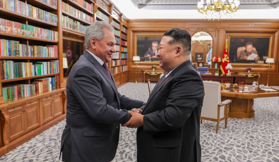 러시아 대통령 푸틴의 위임으로 북한을 방문한 러시아 쇼이구 안전이사회 서기장이 지난 4일 김정은 국무위원장을 평양에서 만나 우크라이나 문제 등에 대해 논의했다고 조선중앙통신이 5일 보도했다. [평양 조선중앙통신]