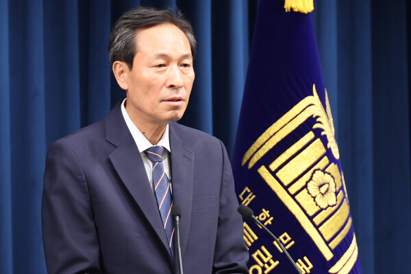 우상호 정무수석이 19일 용산 대통령실에서 이재명 대통령과 여야 지도부 오찬 예정 관련 브리핑을 하고 있다(연합뉴스)