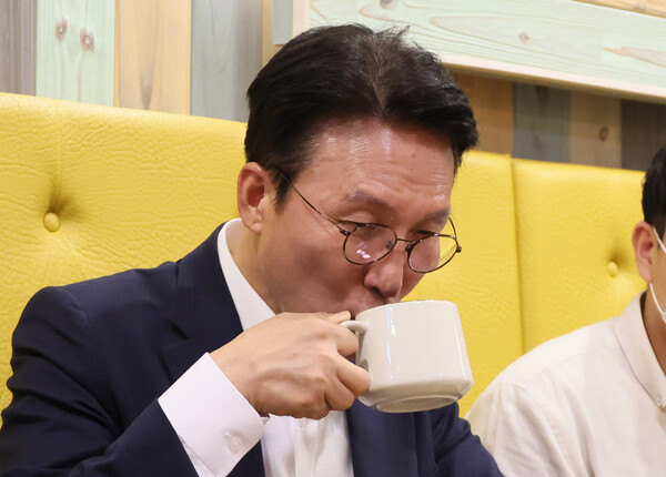 김민석 국무총리 후보자가 19일 서울 영등포구 꿈더하기 사회적협동조합에서 열린 발달장애인 일자리 현장 간담회에서 커피를 마시고 있다(연합뉴스)