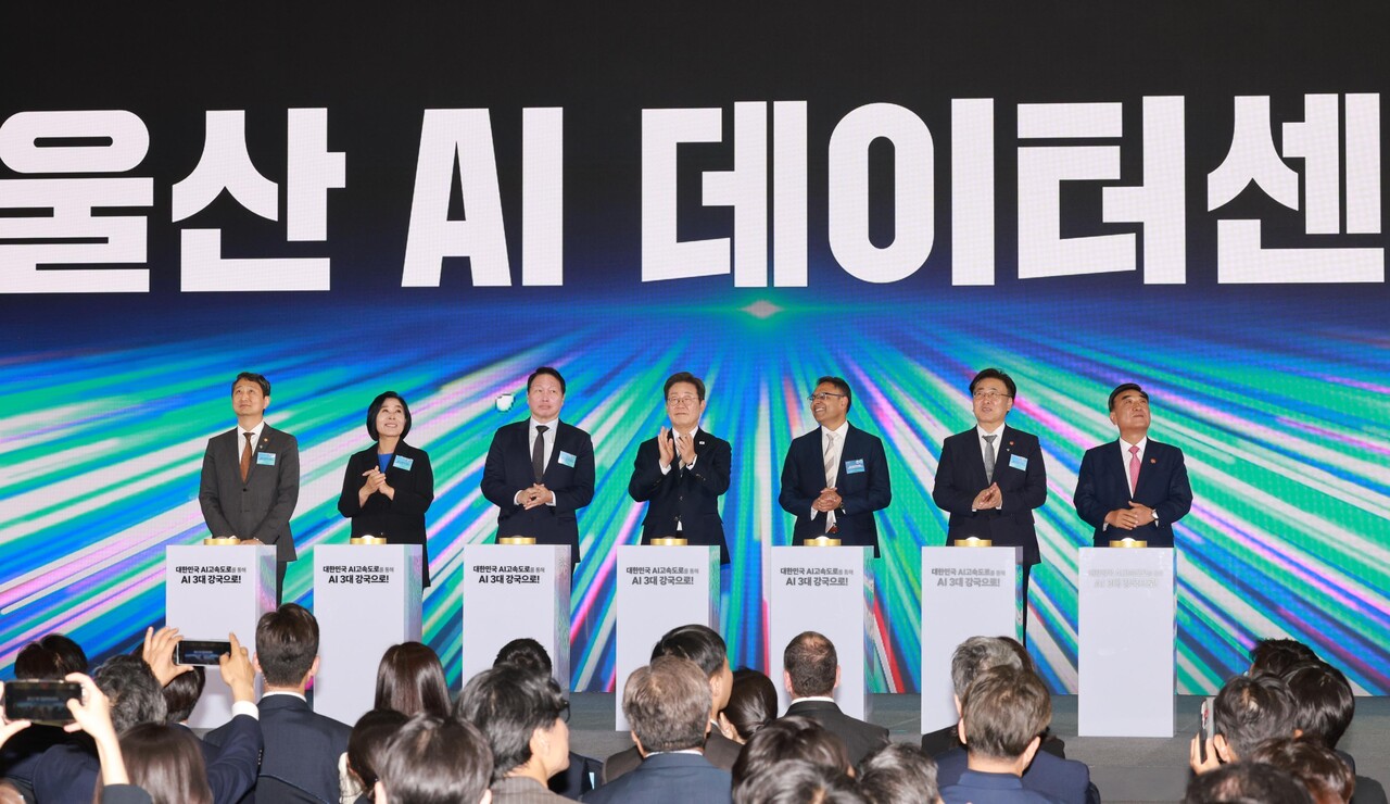 이재명 대통령이 20일 울산전시컨벤션센터에서 열린 울산 인공지능(AI) 데이터 센터 출범식에서 참석자들과 함께 기념 세리머니에 참여하고 있다. 왼쪽부터 안덕근 산업통상자원부 장관, 최민희 국회 과학기술정보방송통신위원장, 최태원 SK그룹 회장, 이 대통령, 아마존웹서비스(AWS) 프라사드 칼야나라만 인프라 총괄 대표, 유상임 과학기술정보통신부 장관, 김두겸 울산광역시장.