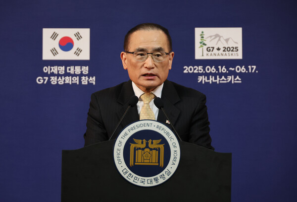 위성락 대통령실 국가안보실장이 16일(현지시간) 캐나다 앨버타주 캘거리의 한 호텔의 한국 프레스센터에서 이재명 대통령의 주요 7개국(G7) 정상회의 관련 브리핑을 하고 있다(연합뉴스)