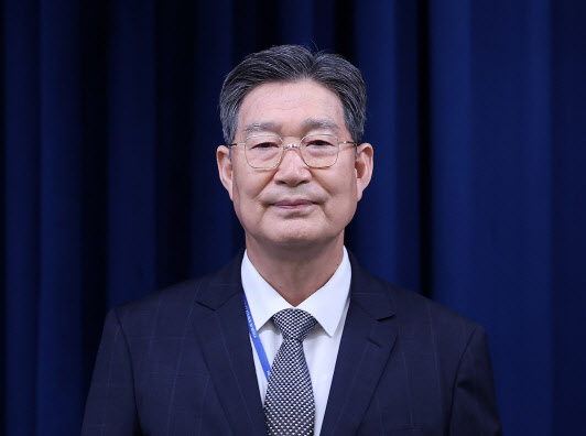 새정부 초대 민정수석에 임명된 오광수 변호사가 8일 서울 용산구 대통령실 청사에서 열린 수석급 인선 발표 브리핑에 참석하고 있다.(사진-연합뉴스)