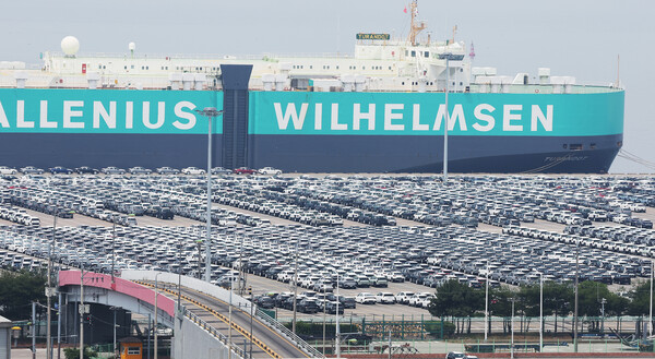 ▲도널드 트럼프 미국 대통령이 수입산 자동차 관세의 추가 인상 가능성을 언급한 지난 13일 경기도 평택항에 수출용 자동차가 세워져 있다. [사진=연합뉴스]