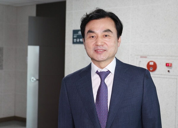 국방부 장관 후보자로 지명된 더불어민주당 안규백 의원이 23일 국회 의원회관 의원실을 나서고 있다(연합뉴스)