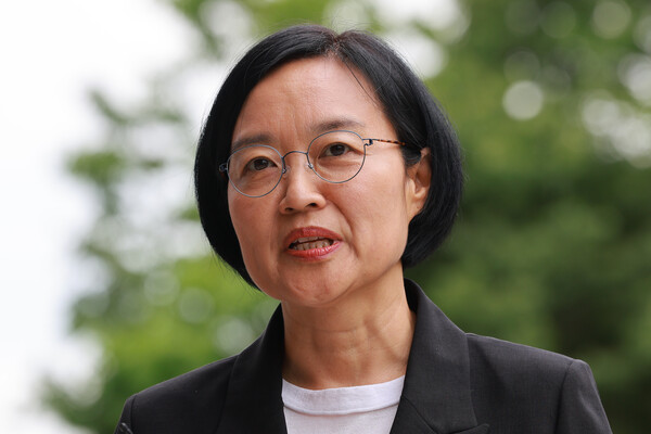 한성숙 중소벤처기업부 장관 후보자가 24일 서울 영등포구 여의도 삼희익스콘벤처타워에 마련된 인사청문회 준비 사무실로 출근하며 취재진 질문에 답하고 있다(연합뉴스)