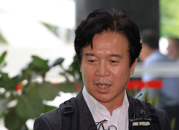  김영훈 고용노동부 장관 후보자가 24일 인사청문회 준비 사무실이 위치한 서울 중구 서울지방고용노동청으로 들어서며 기자의 질문에 답하고 있다(연합뉴스)