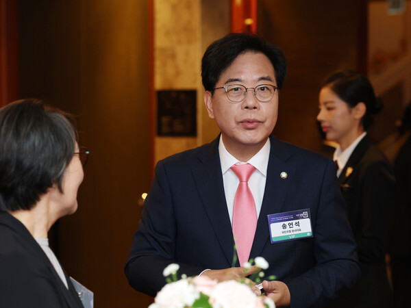 언석 원내대표가 25일 서울 중구 롯데호텔에서 열린 '2025 경향포럼'에 참석해 차담을 하고 있다(연합뉴스)