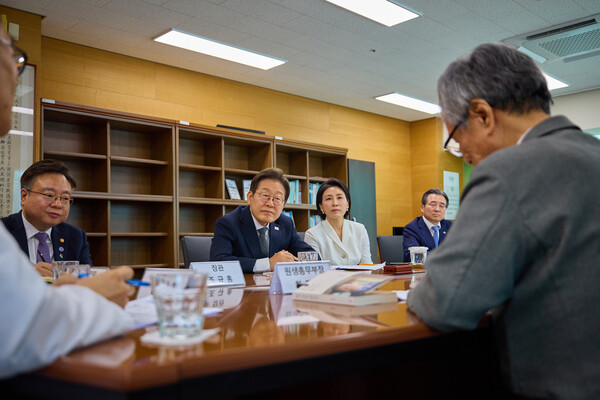 이재명 대통령과 김혜경 여사가 25일 전남 고흥군 국립소록도병원에서 관계자와 한센인 원생 자치회를 만나고 있다(연합뉴스)