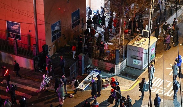 1월19일 서울 마포구 서울서부지방법원 후문에서 윤 대통령 지지자들이 경내로 진입하고 있다. ＠연합뉴스