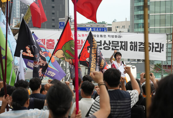 24일 서울 강남구 네오플 서울지사 사옥 앞에서 민주노총 화학섬유식품노조 넥슨지회 네오플분회 관계자들이 집회를 열고 있다 [사진=연합뉴스]