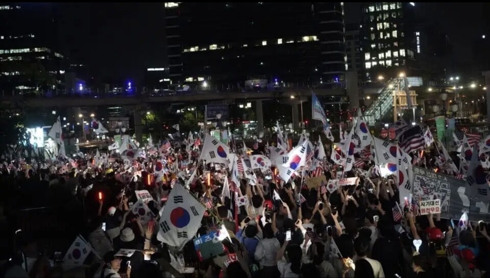 서울역, 미국 워싱턴 D.C. '6.3 대선 부정선거 보고' 국제 기자회견 생중계 시청으로 뜨겁게 달아올라