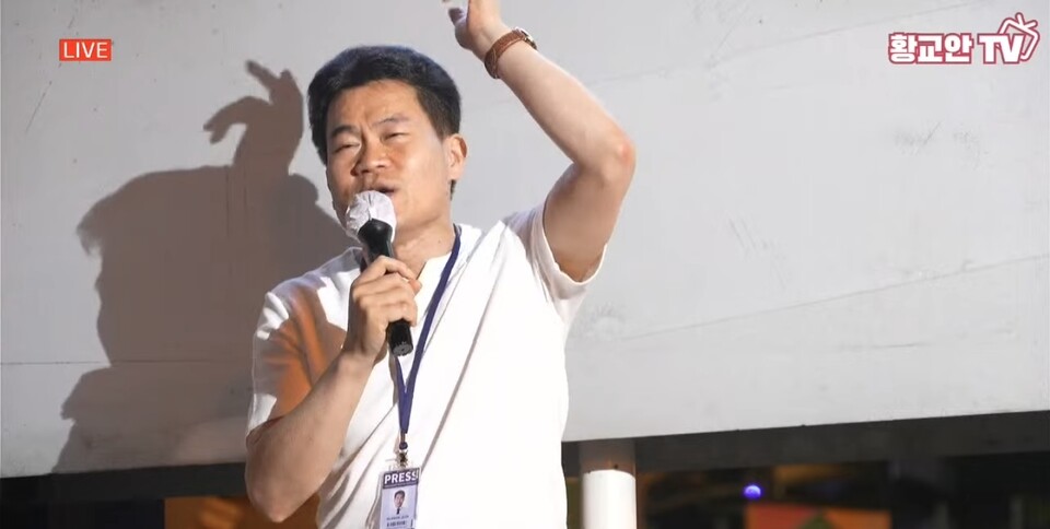 서울역, 미국 워싱턴 D.C. '6.3 대선 부정선거 보고' 국제 기자회견 생중계 시청으로 뜨겁게 달아올라/ 출처=황교안TV