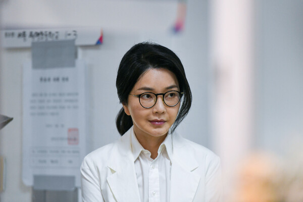 윤석열 전 대통령 배우자 김건희 여사가 제21대 대통령 선거일인 3일 서울 서초구 원명초등학교에 마련된 서초4동제3투표소에서 투표하기 위해 줄을 서고 있다(연합뉴스)