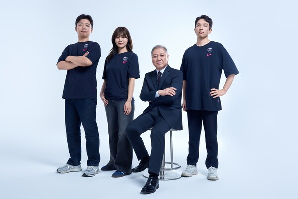 보안 앰배서더로 선정된 권일용 교수(오른쪽 2번째)와 LG유플러스 직원들이 전국 매장에 부착될 포스터 촬영을 하는 모습. 사진 제공=LG유플러스.