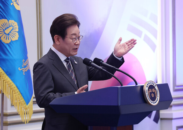 이재명 대통령이 27일 청와대 영빈관에서 열린 '호국 보훈의 달, 대통령의 초대' 행사에서 인사말을 하고 있다. 이번 행사에는 국가유공자 및 유족, 보훈단체장, 특별초청자 등이 참석했다(연합뉴스)