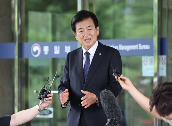 정동영 통일부 장관 후보자가 24일 서울 종로구 남북관계관리단에 마련된 인사청문회 준비사무실로 들어서며 취재진의 질문에 답하고 있다(연합뉴스)