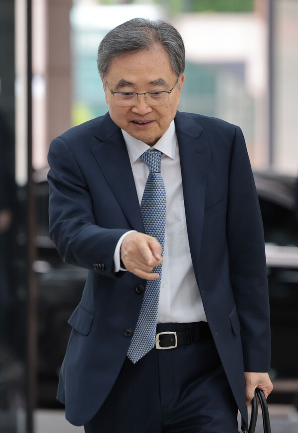 조현 외교부 장관 후보자가 24일 서울 종로구에 마련된 인사청문회 준비 사무실로 출근하고 있다(연합뉴스)