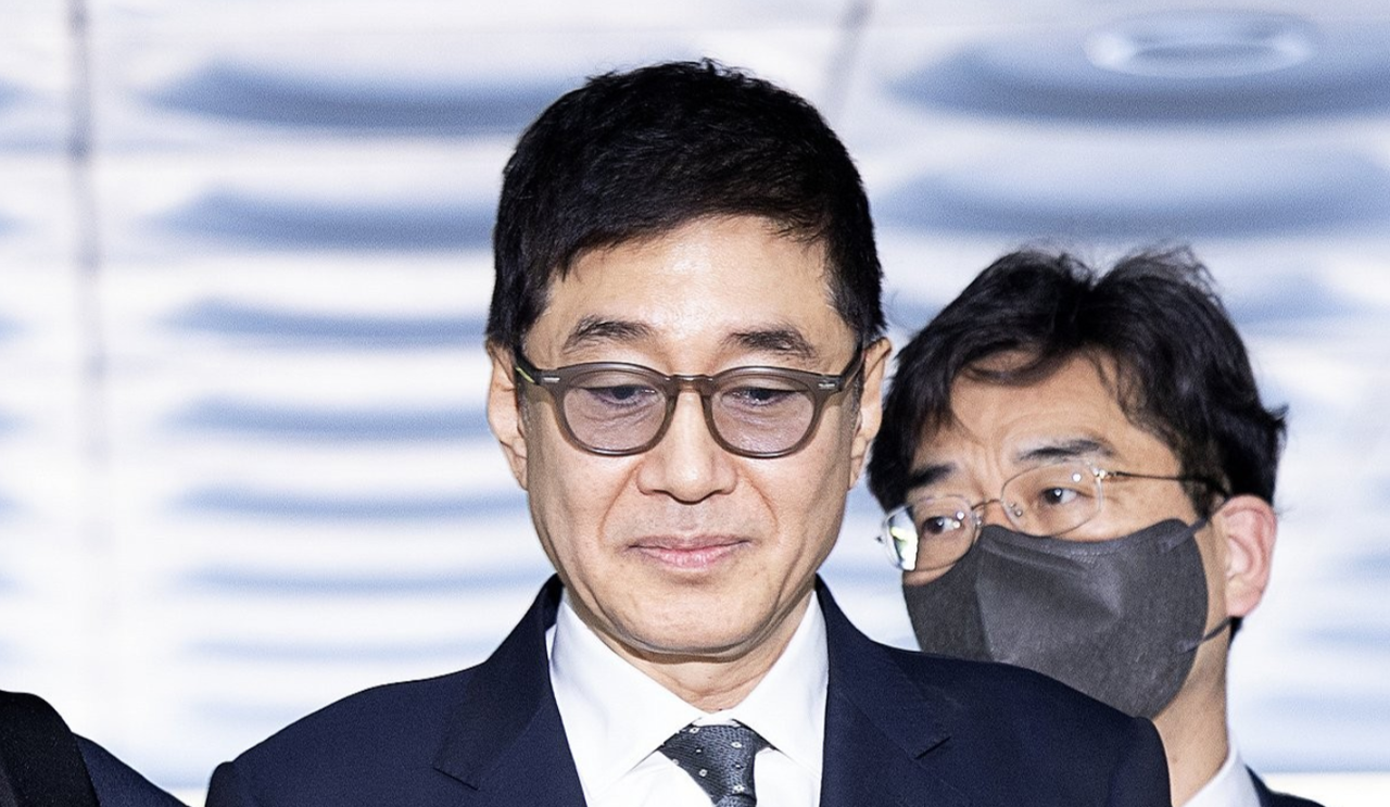 2024년 5월 16일 특정경제범죄 가중처벌법상 횡령·배임 혐의를 받는 태광그룹 이호진 전 회장이 서초구 서울중앙지법에서 열리는 구속 전 피의자 심문(영장심사)을 받기 위해 법정으로 들어서고 있다.