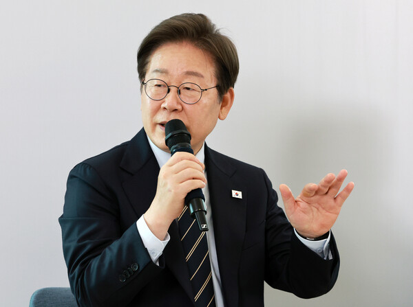 이재명 대통령이 30일 서울 용산 대통령실 파인그라스에서 열린 문화예술계 수상자 간담회에서 발언하고 있다(연합뉴스)