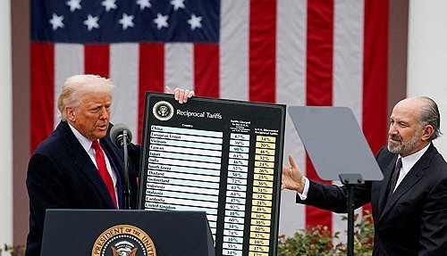 상호관세 부과 차트를 들고 있는 트럼프 미국 대통령 @연합뉴스