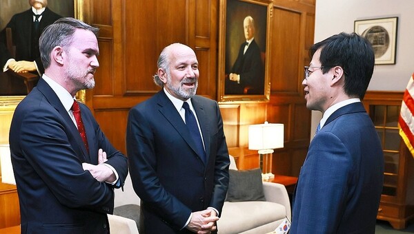 여한구 통상교섭본부장이 6월23일(현지시간) 미국 워싱턴 DC 상무부 회의실에서 제이미슨 그리어 미국 무역대표부 대표(왼쪽부터), 하워드 러트닉 미국 상무부 장관과 대화하고 있다. @연합뉴스