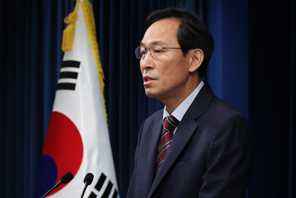  우상호 정무수석이 22일 용산 대통령실에서 이재명 대통령과 여야지도부 오찬 관련 브리핑을 하고 있다(연합뉴스)