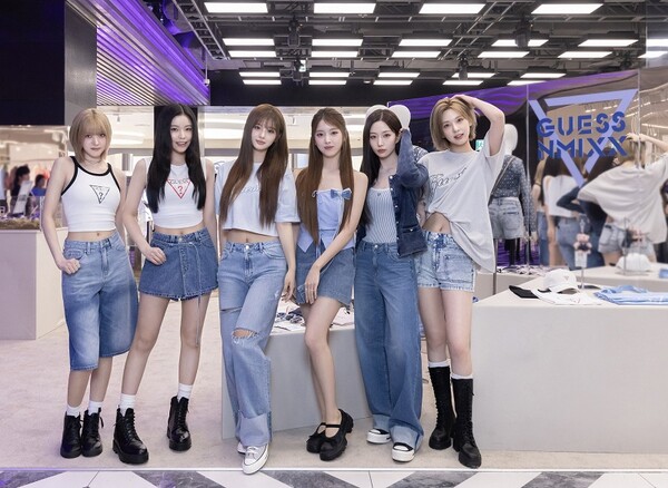 nmixx guess韓国 ポップアップ限定 Tシャツ nmixx guess 韓国