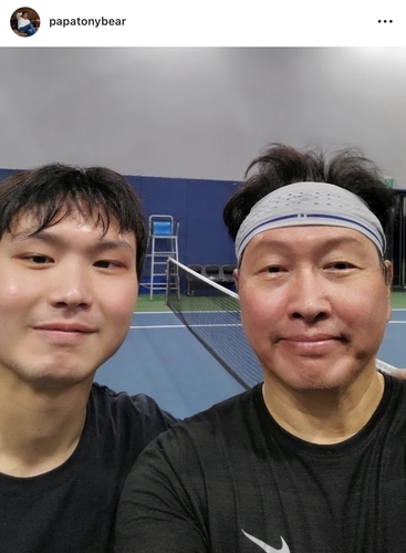 최태원 SK 회장과 아들 인근 씨[사진=연합뉴스]